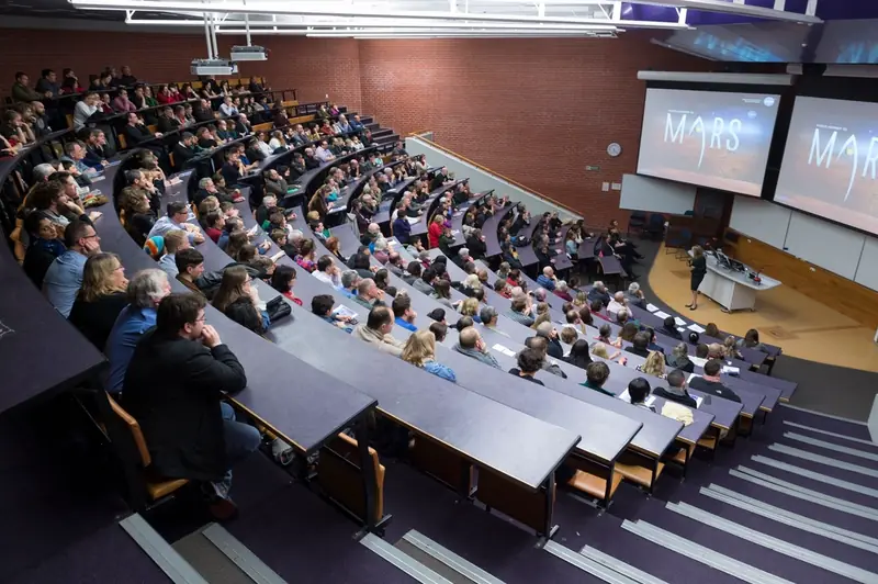 Public d'un amphithéâtre universitaire pendant une conférence