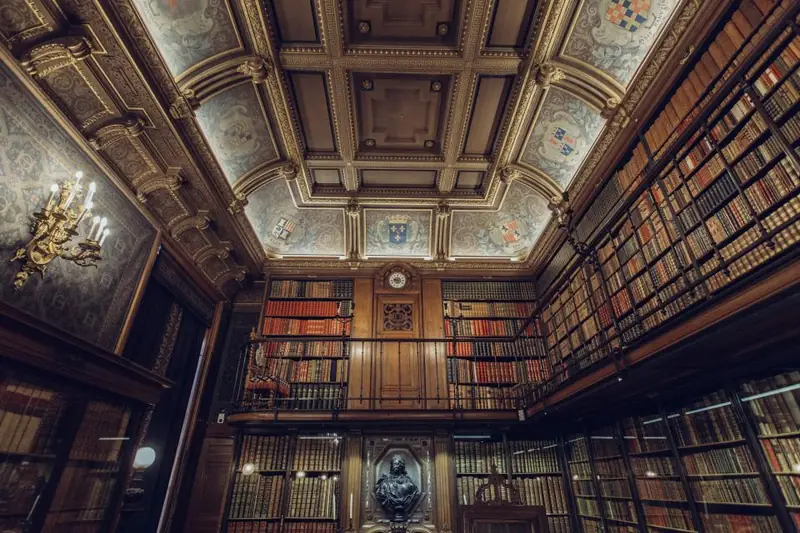 Salle de lecture d'une bibliothèque ancienne aux rayonnages boisés