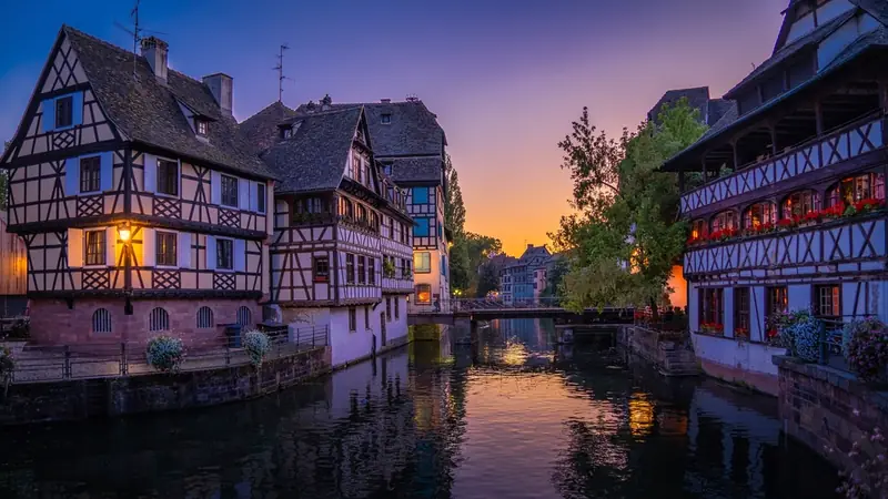 La Petite France à Strasbourg à l'aube, maisons à colombages au bord de l'Ill