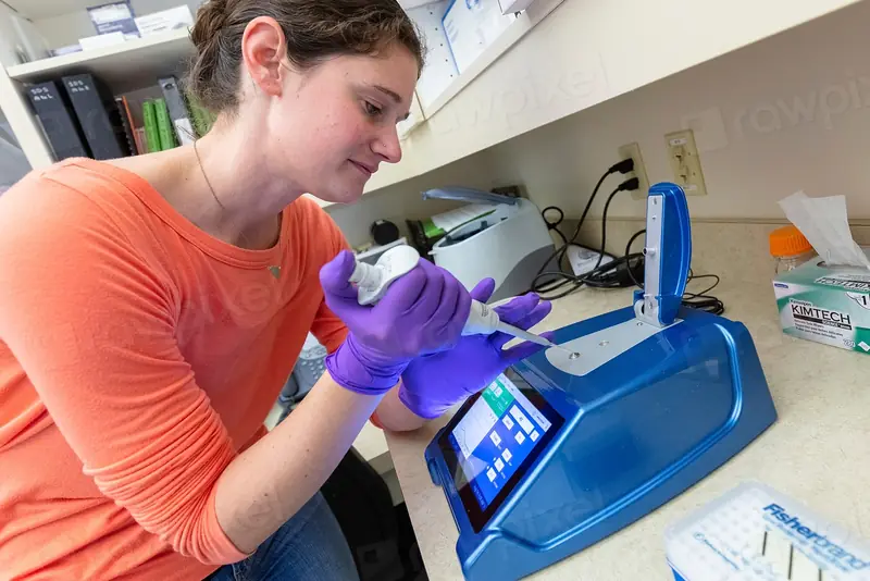 Chercheuse effectuant une mesure dans un laboratoire