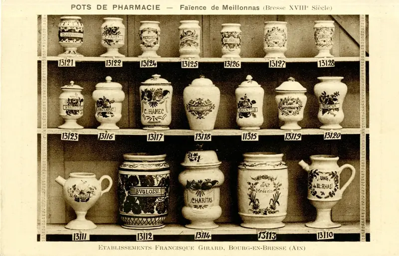 Pots de pharmacie anciens en faïence alignés sur des étagères
