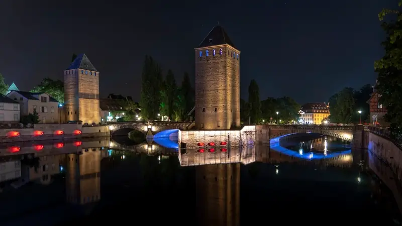 Les Ponts couverts de Strasbourg illuminés la nuit