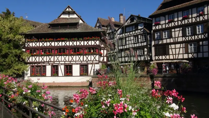 Maisons à colombages fleuries de la Petite France, à Strasbourg