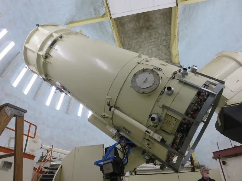 Grand télescope sous la coupole d'un observatoire